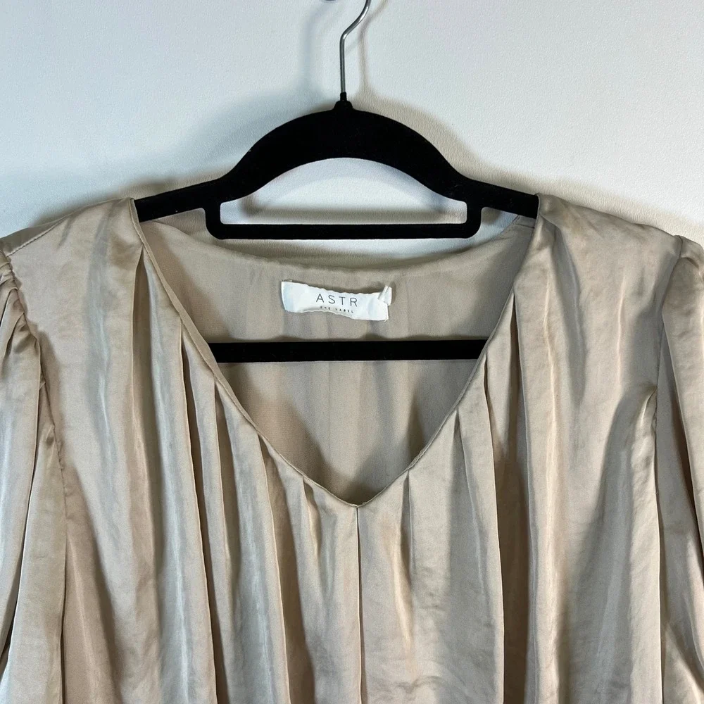 ASTR The Label Champagne Satin V-Neck Bubble Hem Puff Sleeve Blouse Large dressy